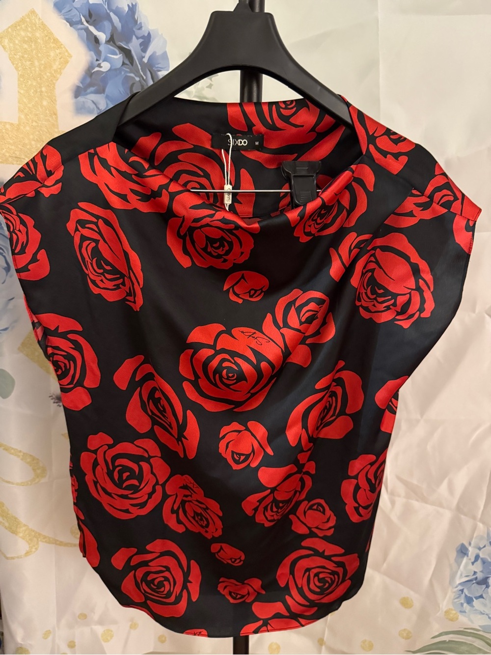 This SIXDO blouse features a bold red rose pattern on a black background